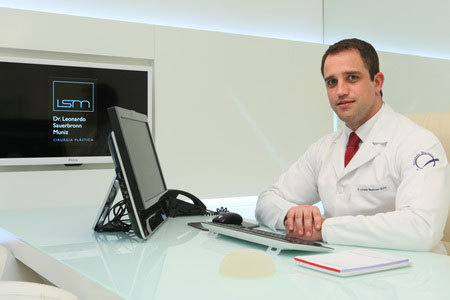 foto do cirurgião plástico Dr. Leonardo Sauerbronn sentado em seu consultório para avaliação de lipoaspiração